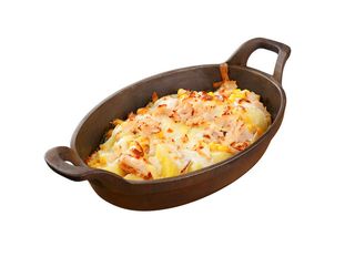 Картофи на пещ с пушено пилешко, топено сирене и царевица (460г)