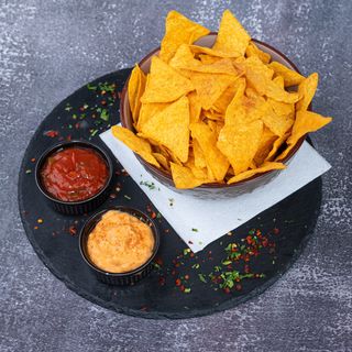 Nachos cu Sos de Brânză Cedar și Sos Salsa