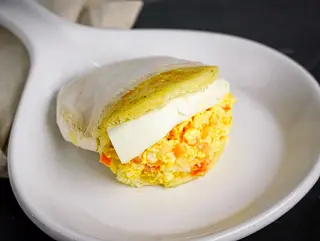 Arepa De Huevo Y Queso