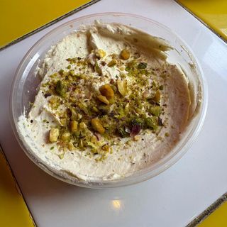 Tarrina de tiramisú de pistacho