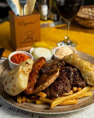 Miješano meso sa prilogom