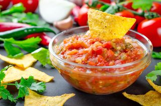 Nachos con salsa piccante