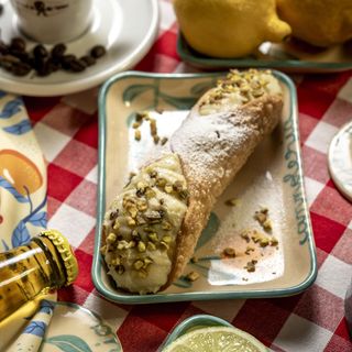 Cannolo sicilian fistic