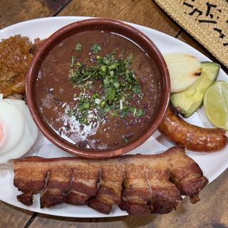 Bandeja paisa completa.