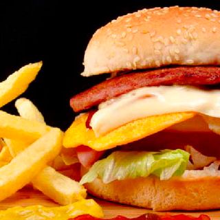 Hamburguesa Completa Con Patatas Fritas O Ensalada