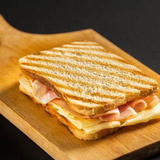 Maxi toast con prosciutto cotto e edamer