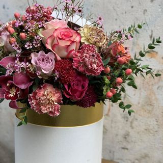 Composizione floreale in cappelliera o vaso di ceramica