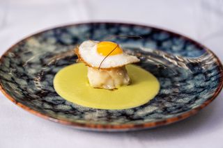 DIM SUM DE LANGOSTINO Y HUEVO DE CODORNIZ