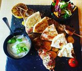 Grčki pileći ražnjići sa tzatzikijem