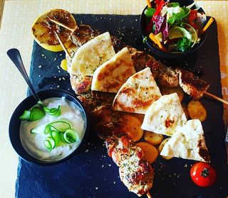 Grčki pileći ražnjići sa tzatzikijem