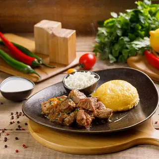 Tocană de porc cu mămăligă