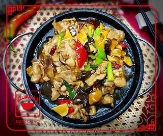 E9 ღორის ხორცი ჩინური სოკოთი, თუჯის გავარვარებულ კეცზე