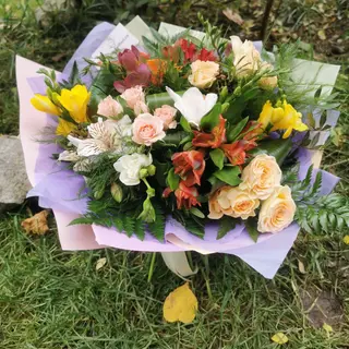 Buchet elegant cu frezii si mini roze