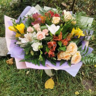 Buchet elegant cu frezii si mini roze