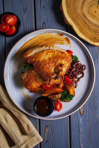 Цыпленок по-домашнему. Подается с соусом BBQ (700г)