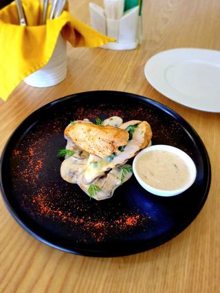 Куриная грудка фаршированная шпинатом с сыром