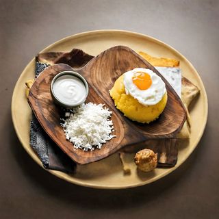 Mămăligă cu brânză de oi și smântână