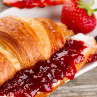 Croissant con mermelada de Fresa, Melocotón o Jamón y queso