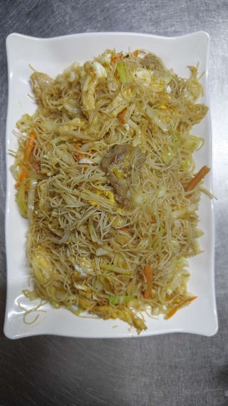 Пържено оризово фиде със три вида месо (700г)