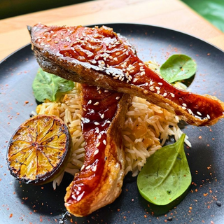 SOMON TERIYAKI PE PAT DE OREZ