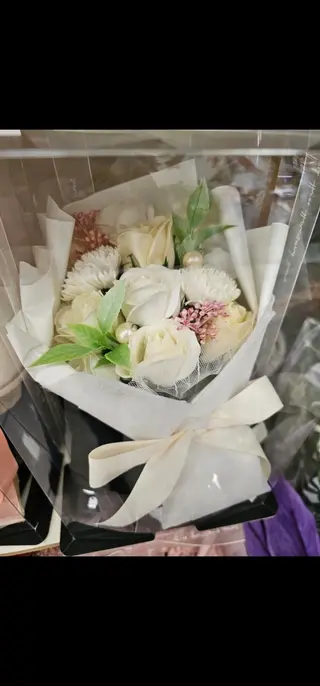 Box traparente con bouquet di fiori di petali di sapone