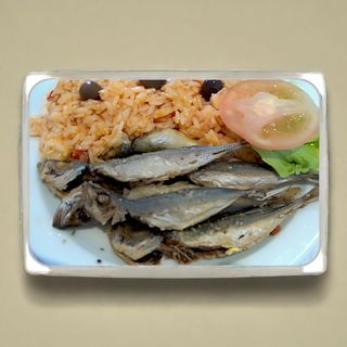 Carapauzinhos Fritos com Arroz de Legumes.