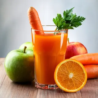 Zumo de naranja, manzana y zanahoria