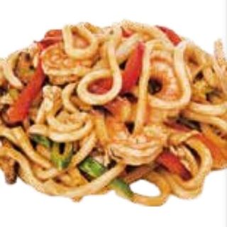 Tallarines, mariscos y verduras