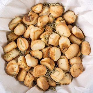 სამარხვო პატარა მრგვალი პური როზმარინით