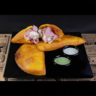 Empanada De Jamón Y Queso