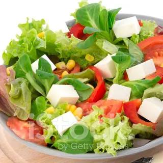 Insalatona con mozzarella