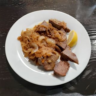 Свински дроб с лук на тиган