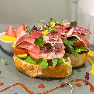 Tostada delicia mediterránea