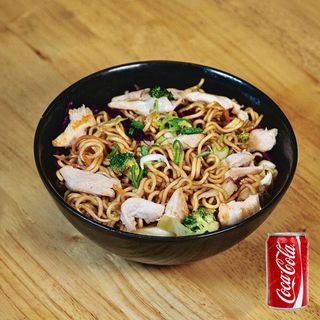 Yakisoba Chikin + refresco lata 330ml
