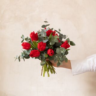 Ramo de tulipanes rojos y eucalipto