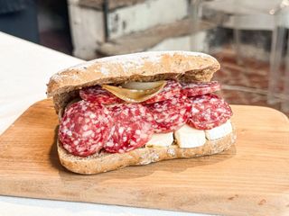 Panino salame e formaggio