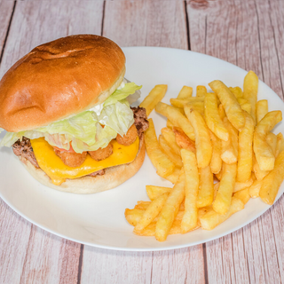 Hamburguesa Valdeluz con ración de patatas fritas.