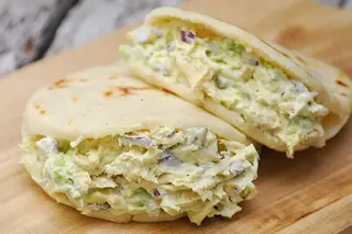 Arepa Mixta Con Aguacate