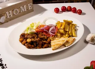 Gyros din pui servit cu legume si cartofi prajiti + sos tzaziky