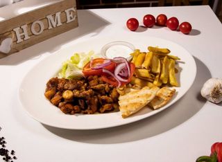 Gyros din pui servit cu legume si cartofi prajiti + sos tzaziky