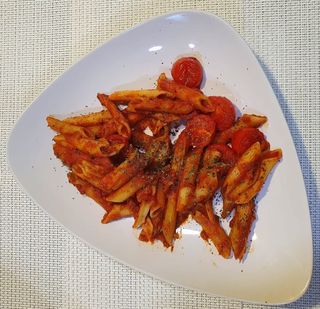 Penne cu rosii si busuioc