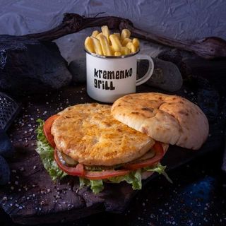 Velika pileća pljeskavica s pomfritom