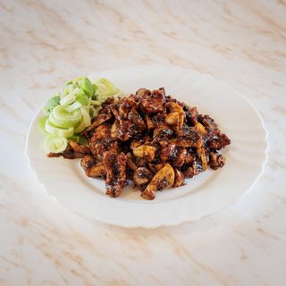 S37 - Svinjetina sa šampinjonima i prazilukom