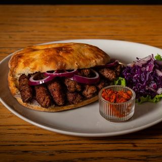 Ćevapi 10 komada na kajmaku