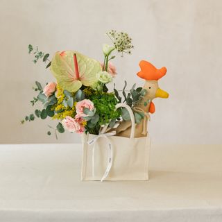 Bolsa de flores especial nacimiento. Naranja y rosa