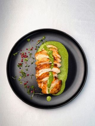 Куряче філе з зеленим соусом