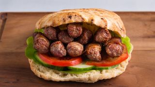 Ćevapi 5 komada u lepinji L