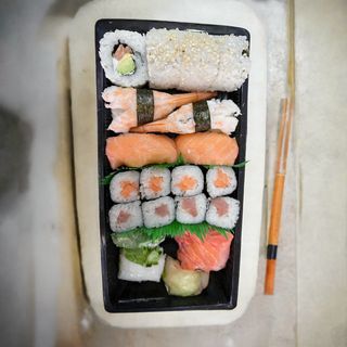 B28. Sushi Box (16 Uds.)