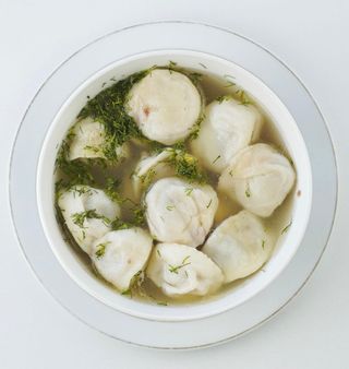 Пельмени домашние с бульоном