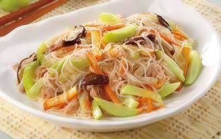 44. Spaghetti di riso con zuppa e manzo